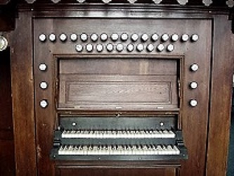 Het klavier en de registerknoppen
